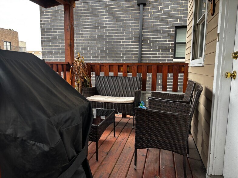 Building Photo - 3351 N Kenmore Ave