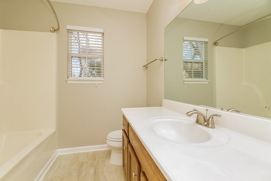 Building Photo - 3048 Roscommon Dr