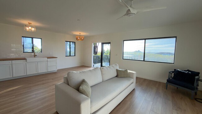Building Photo - Ocean Views from this remodeled one bedroom!