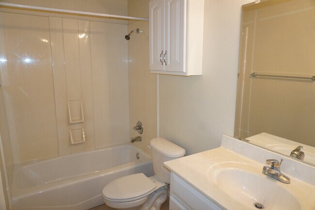 Building Photo - Beautiful Duplex with a Basement!