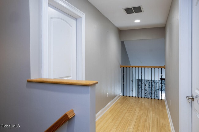 Building Photo - 949 Hudson Ave