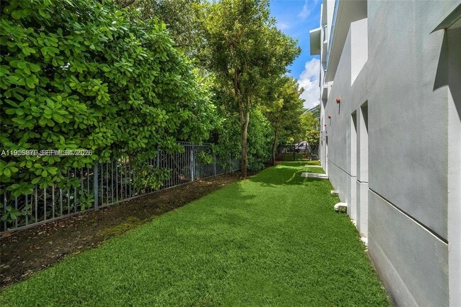 Building Photo - 100 South Pointe Dr