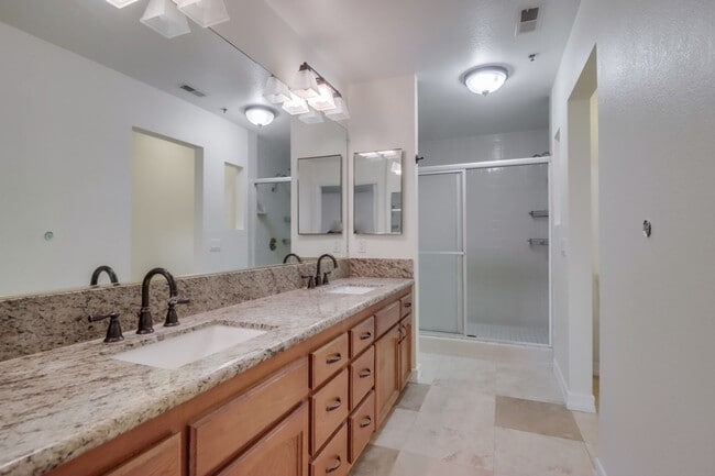 Building Photo - Amazing 2 Bedroom in Bankers Hill