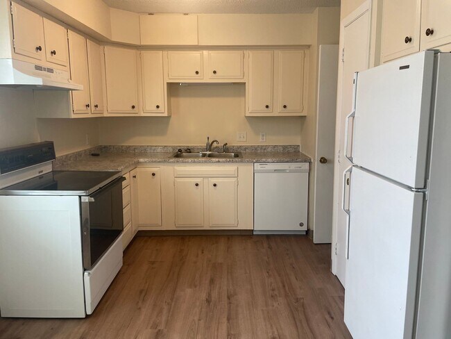 Building Photo - Three Bedroom, one-and-a-half-bathroom Townhome in NW Rochester MN