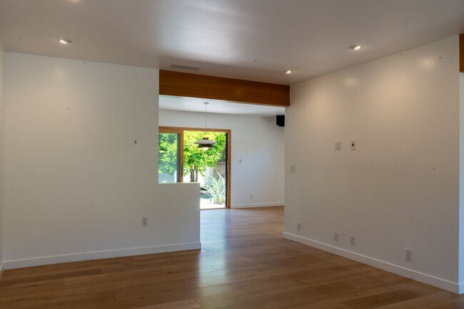 Building Photo - 2211 Ashland Ave