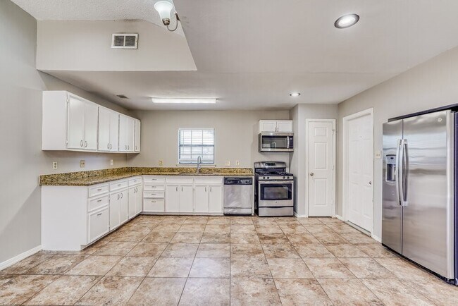 Building Photo - 6395 Crossway Dr