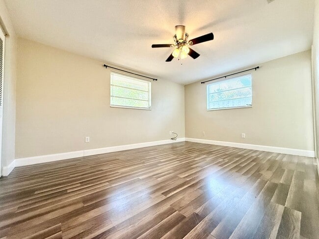 Building Photo - Relaxed Florida living at this 3Bedroom/ 2bath home in the Heart of Daytona Beach!