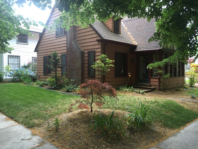 Primary Photo - 4 Bedroom 2.5 Bathroom in sought after Col...