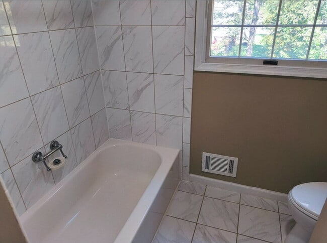 Building Photo - Inviting Townhome in Sterling with Spaciou...