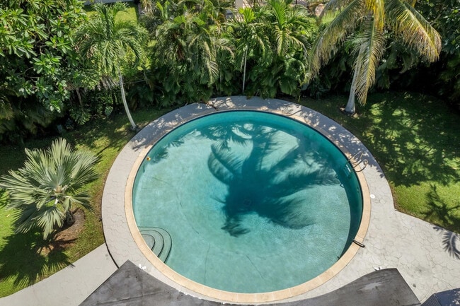 Building Photo - 2608 NE 12th St