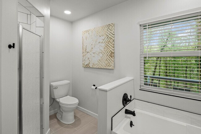 Building Photo - 16 Brompton Ln