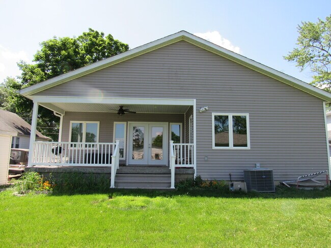 Building Photo - 405 E Palace Row