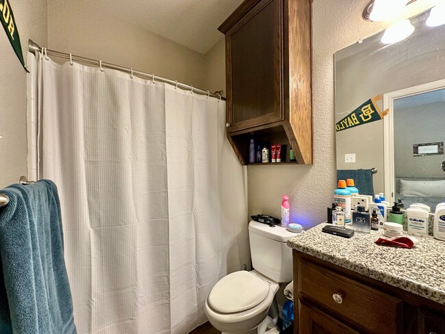 Building Photo - Spacious 4-Bed, 4.5-Bath Home with Fenced Yard in the Baylor Bubble!