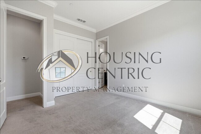 Building Photo - Executive Gated Rental with Stunning Views & Solar!