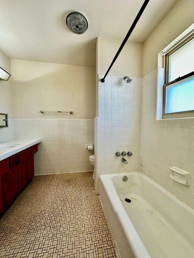 Building Photo - 1 Bedroom Apartment