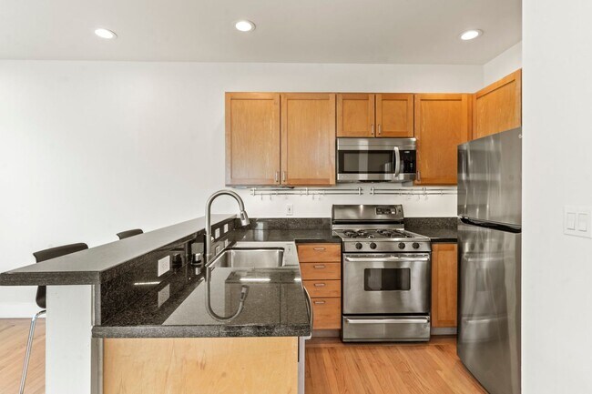 Building Photo - Lovely 2 Bed, 1.5 Bi-Level Hayes Valley Co...