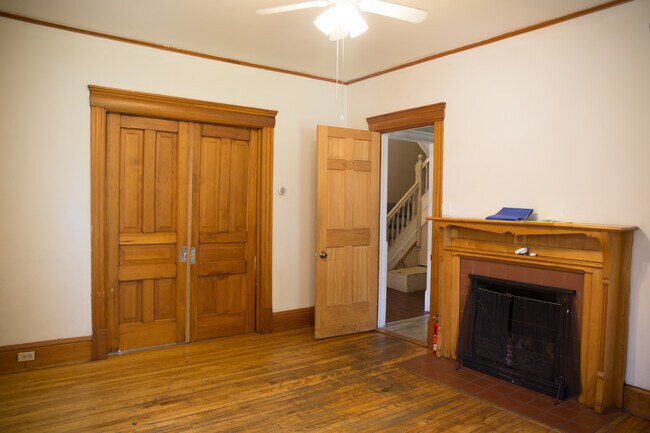 Building Photo - 2711 Delaware St SE