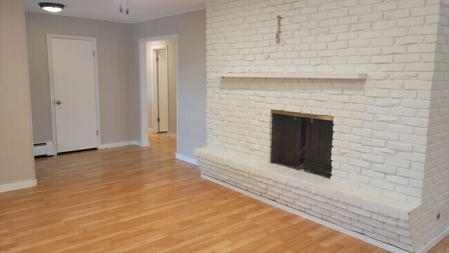 Building Photo - 3 Bed, 3 Bath with Downstairs Kitchenette ...