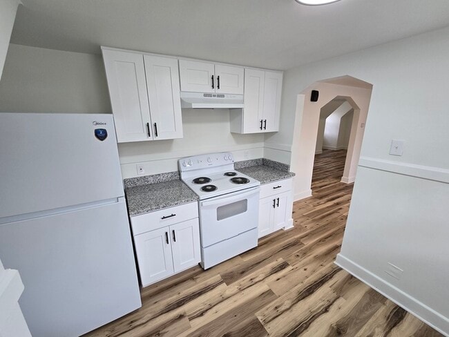 Building Photo - CUTE & COZY 2BED/1BATH DUPLEX FOR RENT - U...