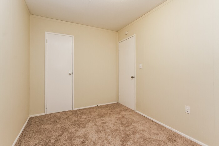 Building Photo - 839 Middle Dr
