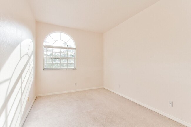 Building Photo - Beautiful Lake front home in West Kissimmee