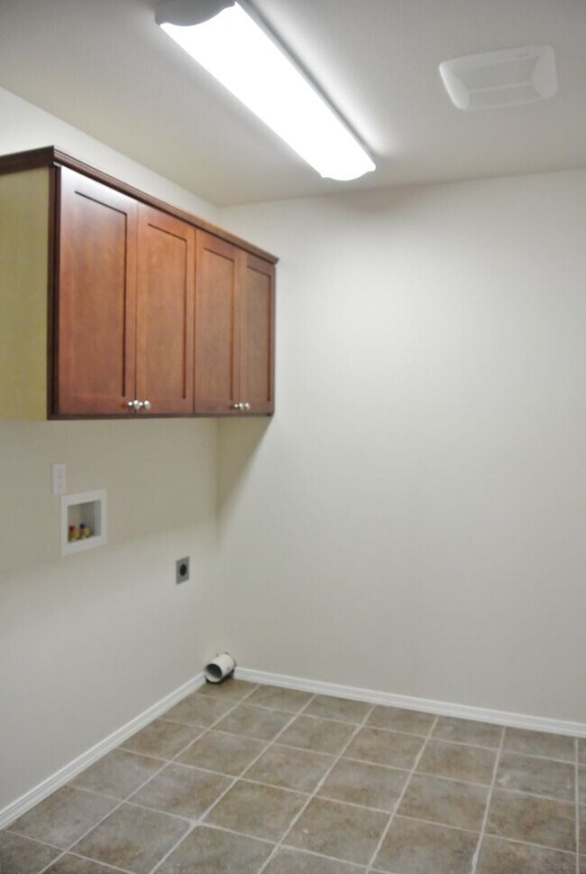 Building Photo - November Rent FREE ~ Spread Out and Live L...