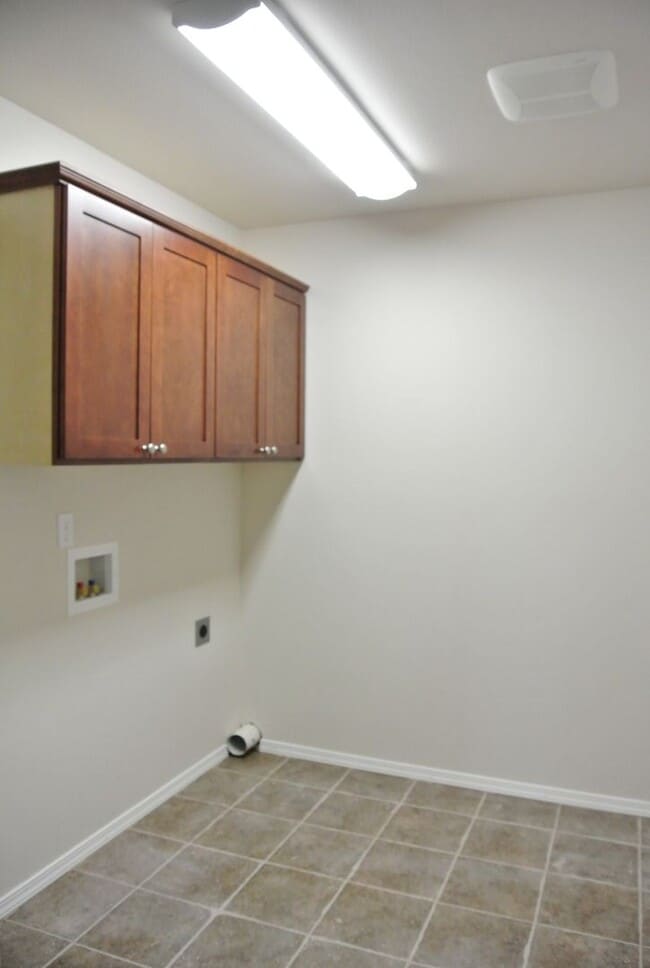 Building Photo - Spread Out and Live Large in this Luxuriou...