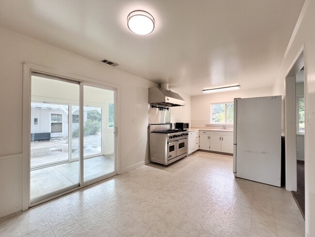 Building Photo - Three Bedroom St. Helena Home with Stunnin...