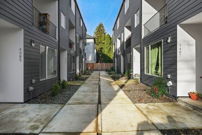 Building Photo - Vancouver Townhouses