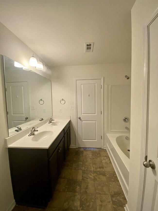 Building Photo - 4BR/2.5BA Home Located in Hampden Village