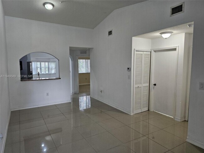 Building Photo - 2911 SE 13th Ave