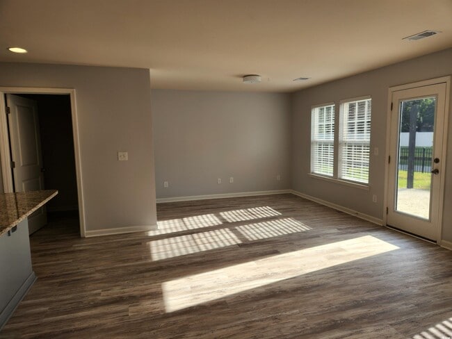 Building Photo - 247 Grv Pk Lp