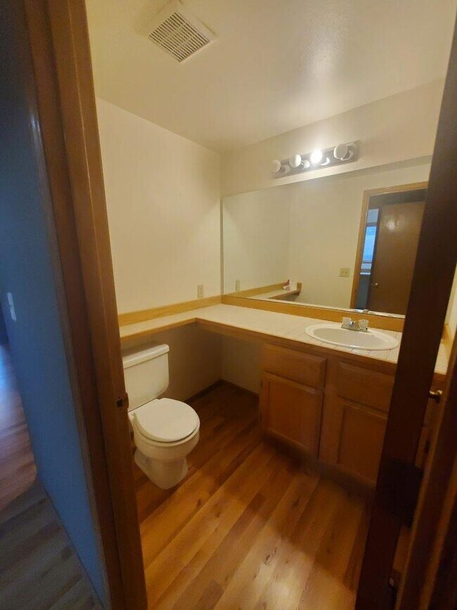 Building Photo - 4 bed, 2.5 bath, 2 car garage on spacious ...