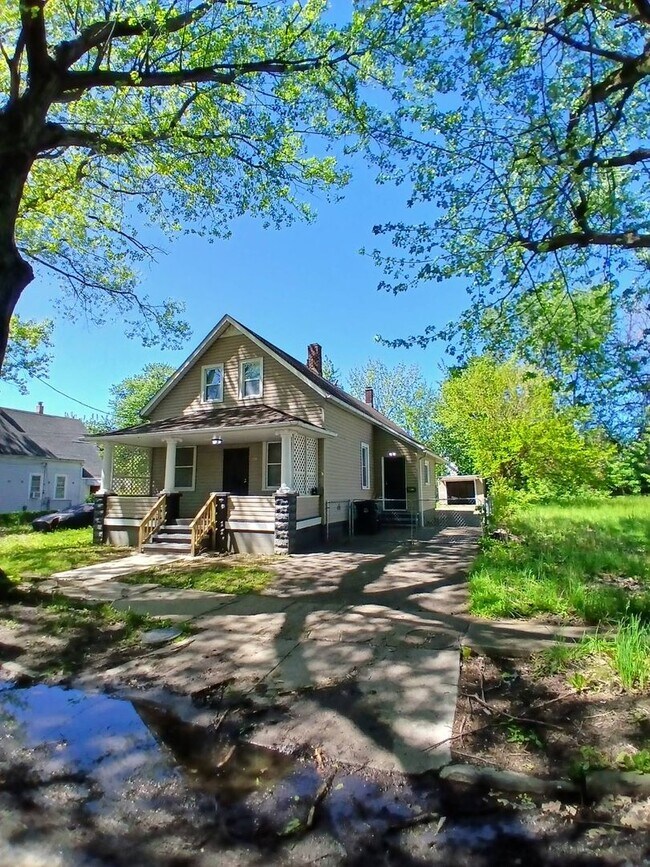 Building Photo - 6015 Hosmer Ave