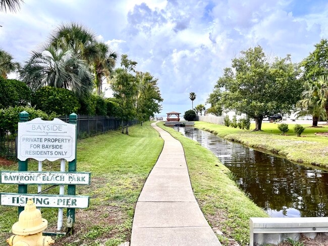 Building Photo - 437 S Shore Dr