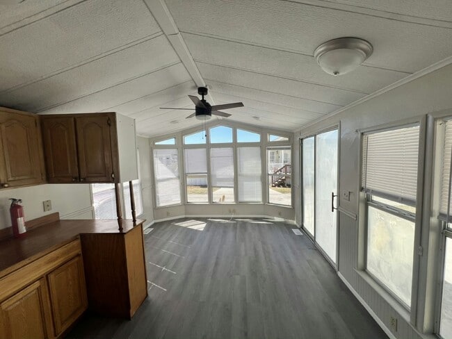 Building Photo - 1124 Chicago Bulls St