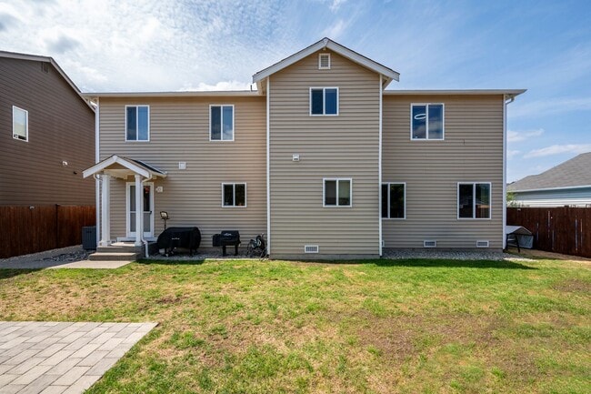 Building Photo - Amazing Home in Orting!!