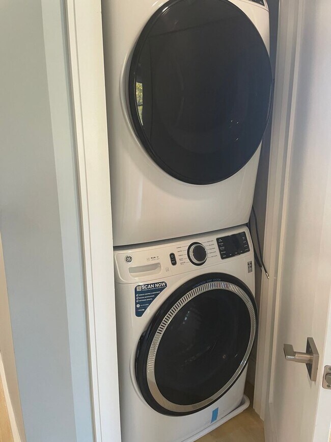 Building Photo - Amazing new four bed, two bath, in unit laundry, central air