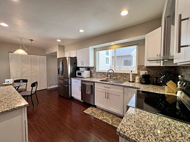 Building Photo - "Charming 2-Bed Townhouse Retreat on East Florida Ave with Spacious 1170 Sq Ft Layout!"