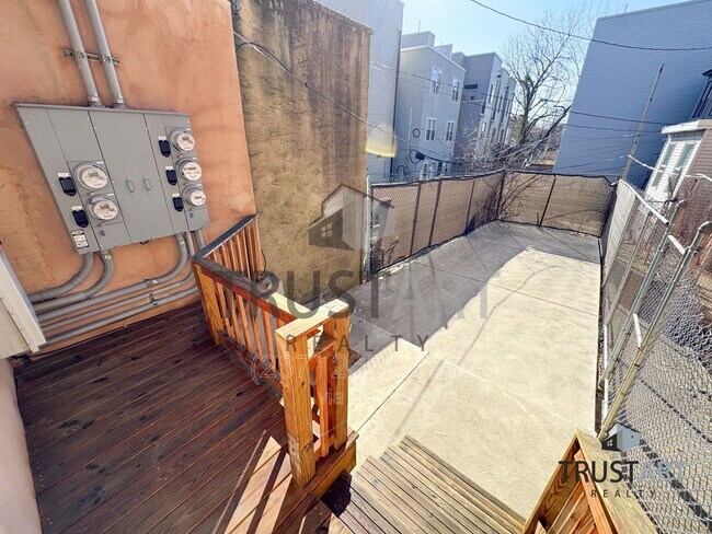 Building Photo - 910 N 41st St