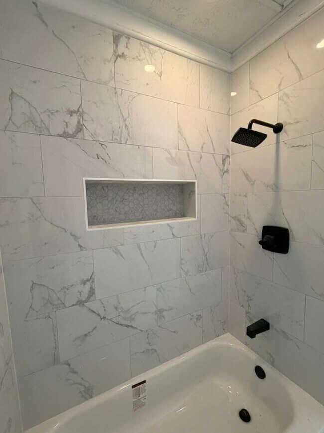 Building Photo - Comfortable & Convenient West Side Living