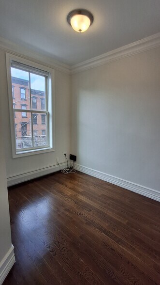 Den - 603 Bloomfield St