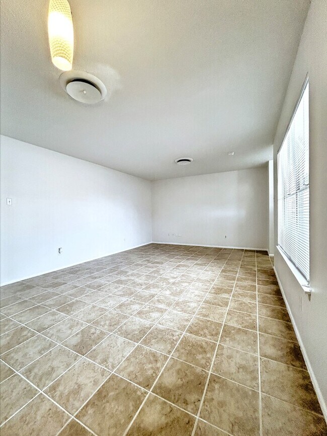 Building Photo - 1212 Hillcrest Dr