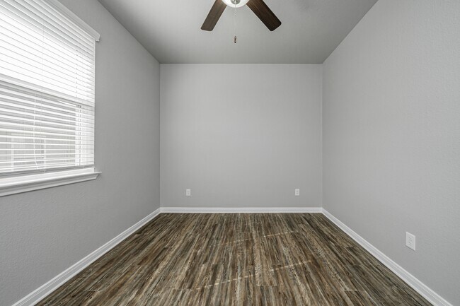 Building Photo - 536 Fallbrook Dr