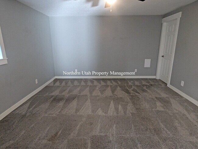 Building Photo - 6 Bed 3 Bath Home with Everything!