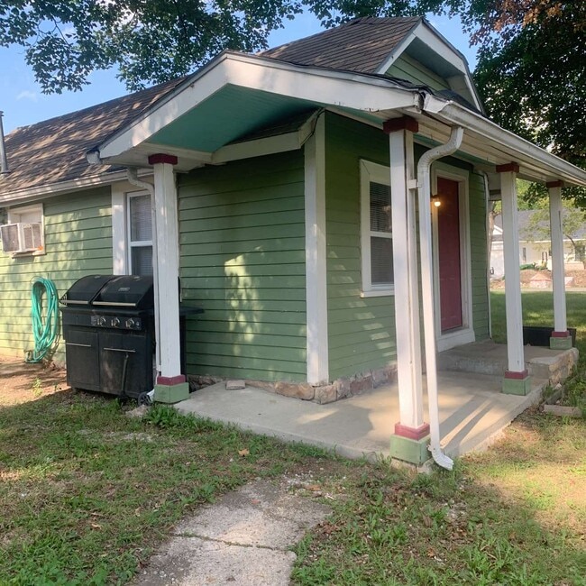 Primary Photo - 402 Elm St