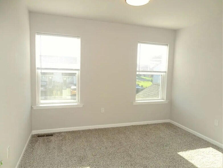 Building Photo - 10 Cobblestone Ct