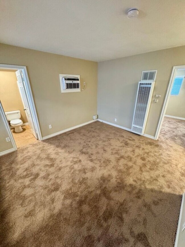 Building Photo - Charming 2 Bed 2 Bath Duplex Home on Large...