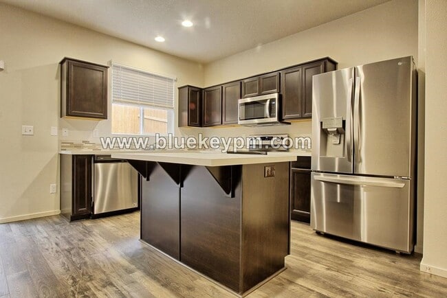 Building Photo - 3 Bed, 2.5 Bath Townhome in East Vancouver