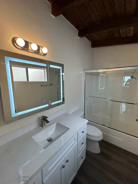 Bathroom - 2450 Beverley Ave